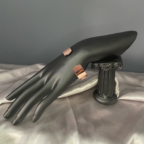 Roseton magnetic cuff bracelet - Picture 4 of 7